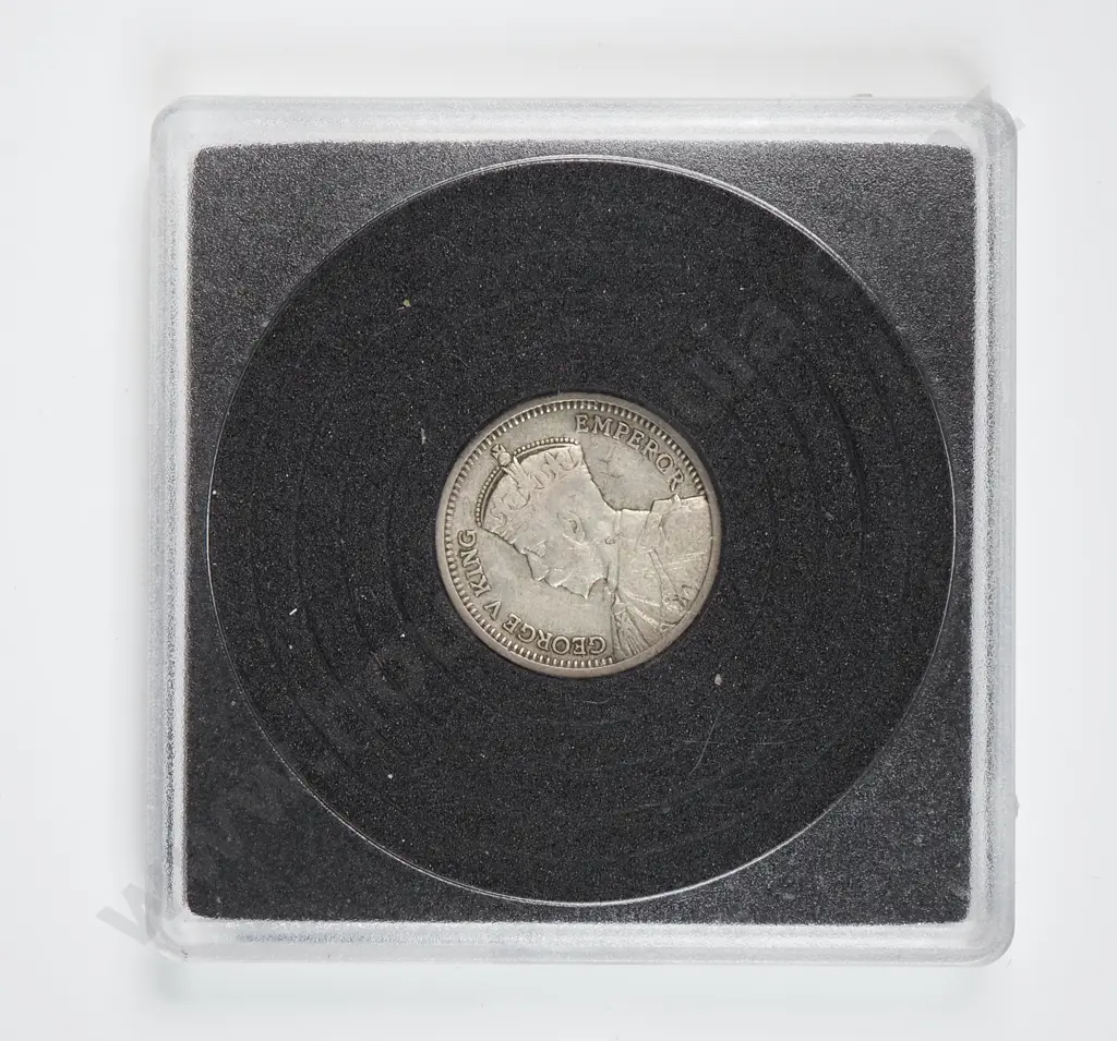 1935 New Zealand Threepence Coin  Image 1++