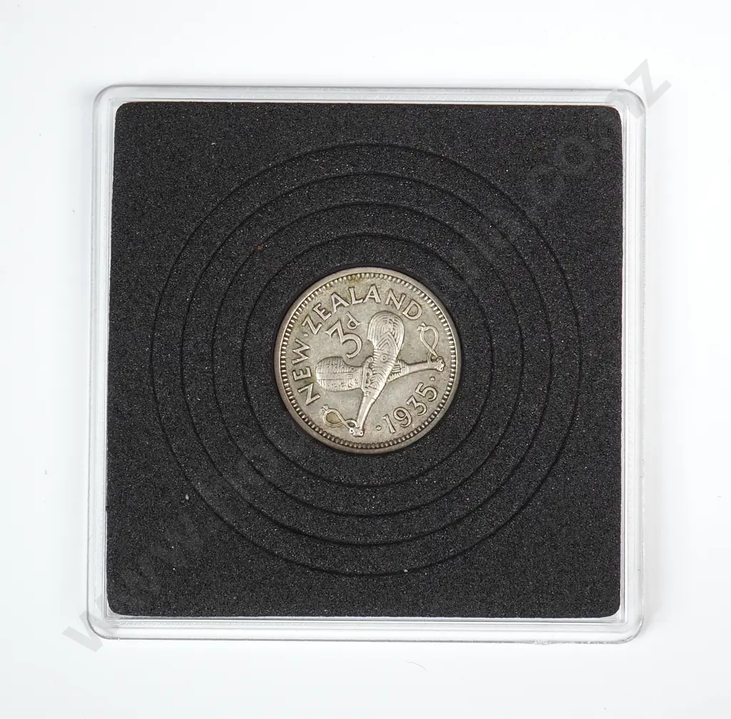 1935 New Zealand Threepence Coin  Image 1++