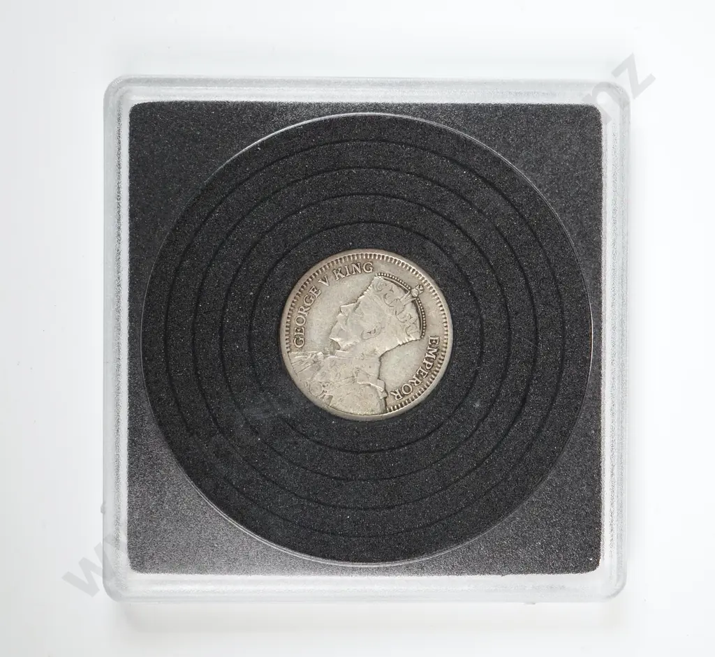 1935 New Zealand Threepence Coin  Image 1++