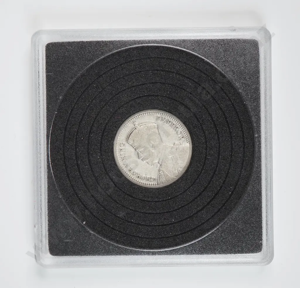 1935 New Zealand Threepence Coin  Image 1++