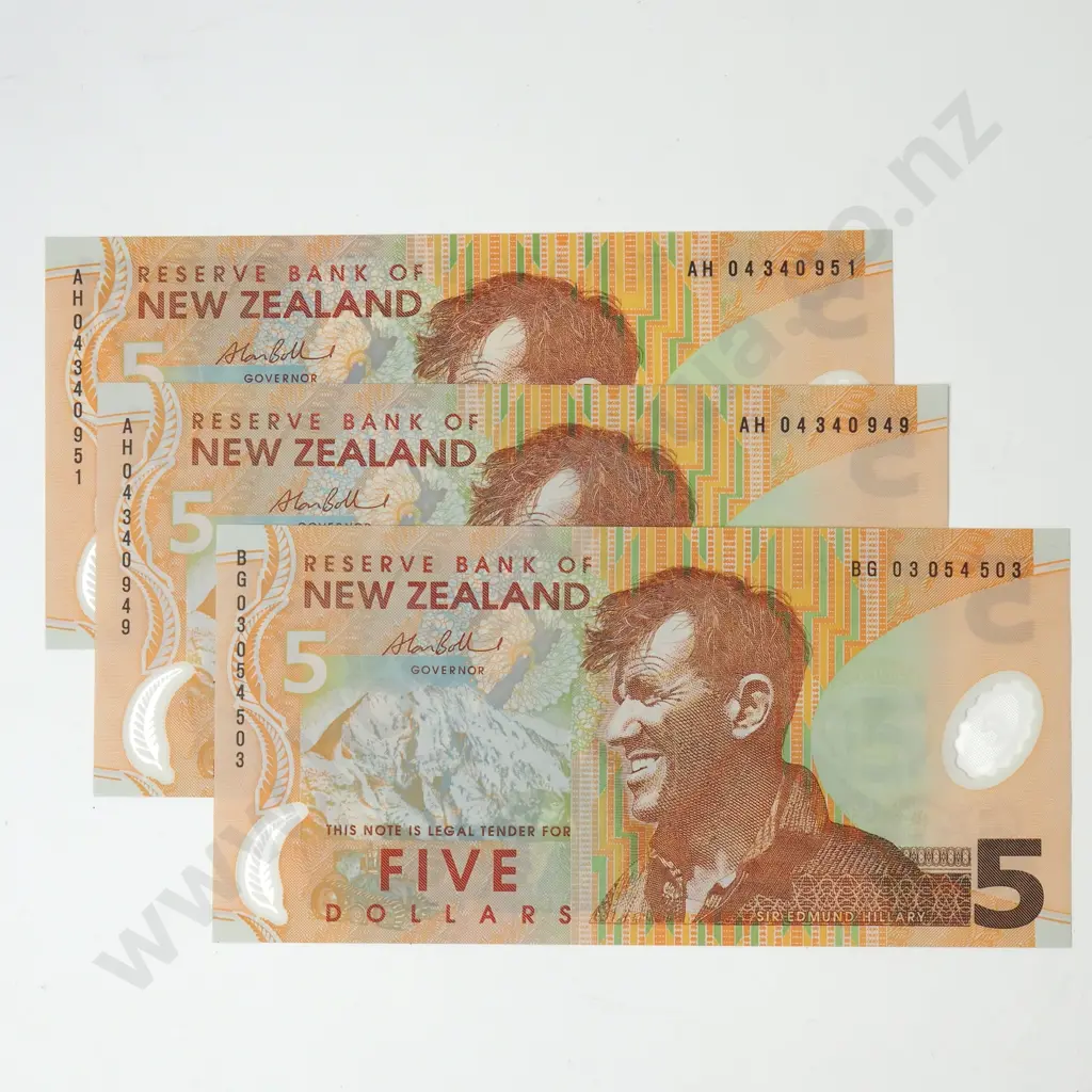 Three New Zealand Five Dollar Bollard Banknotes - AUNC Image 1++