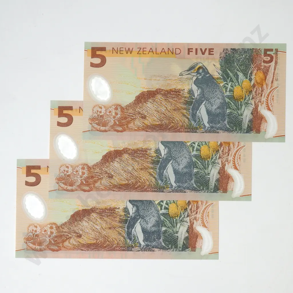 Three New Zealand Five Dollar Bollard Banknotes - AUNC Image 1++