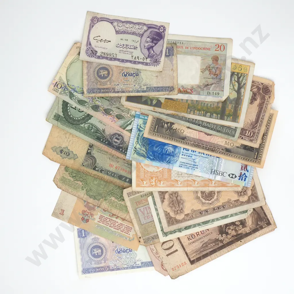 25 Assorted International Banknotes Image 1++
