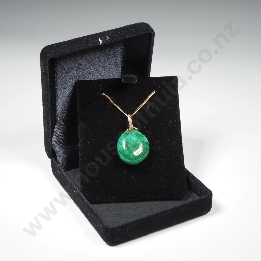 Green Stone Pendant on 9ct Gold Chain Image 1++