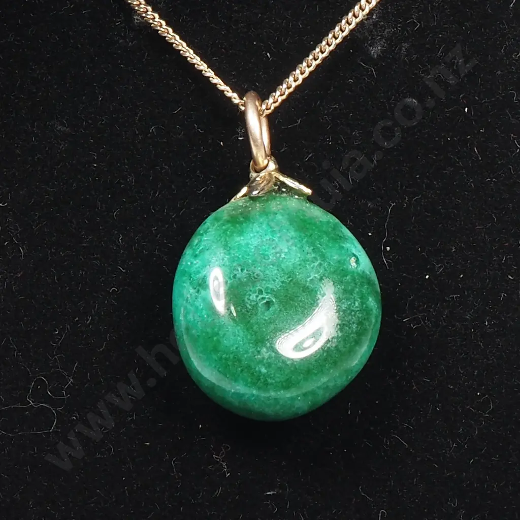 Green Stone Pendant on 9ct Gold Chain Image 1++