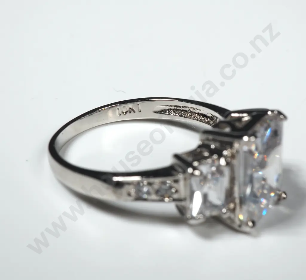 Costume Silver Toned Dress Ring w Diamond Coloured Gems. Image 1++