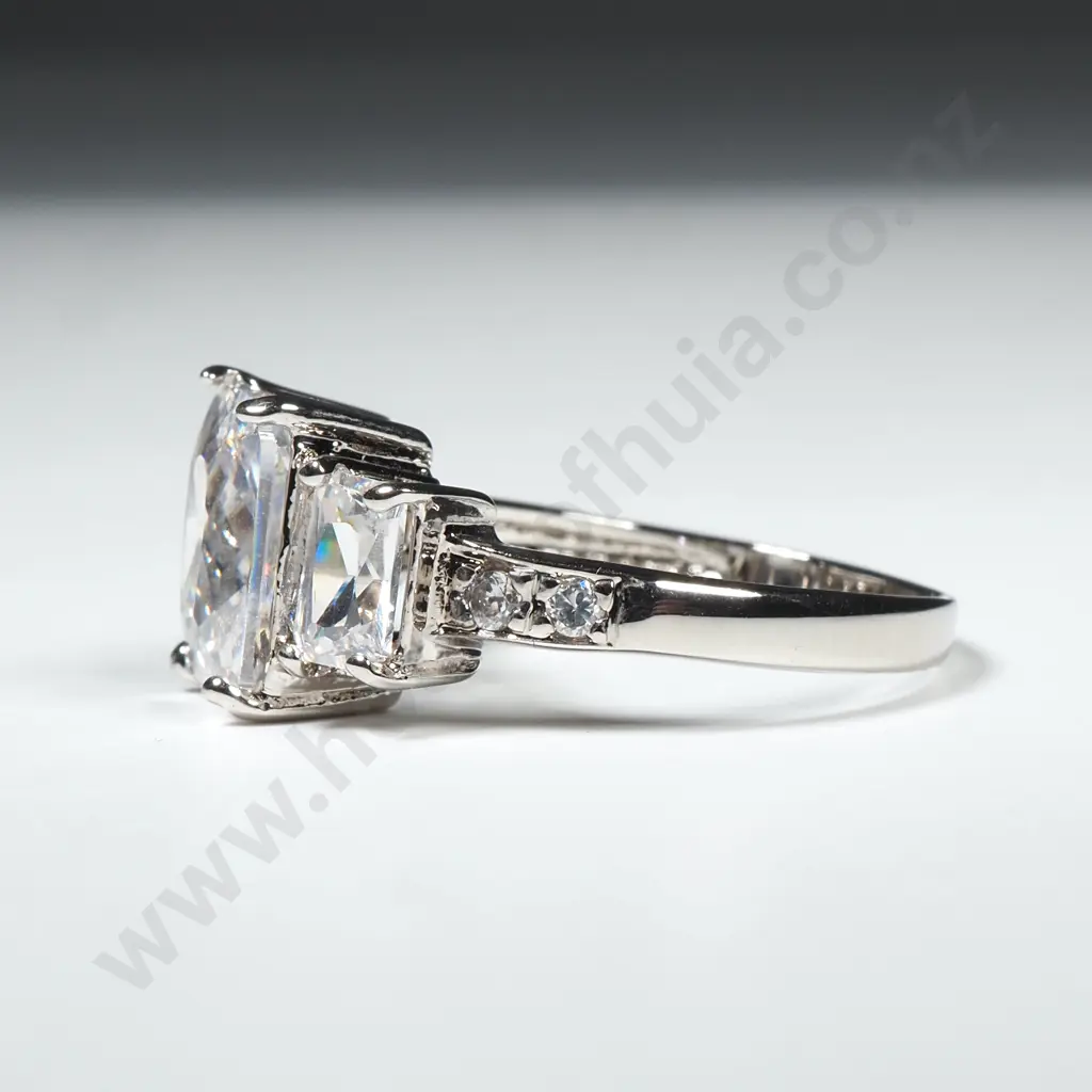 Costume Silver Toned Dress Ring w Diamond Coloured Gems. Image 1++