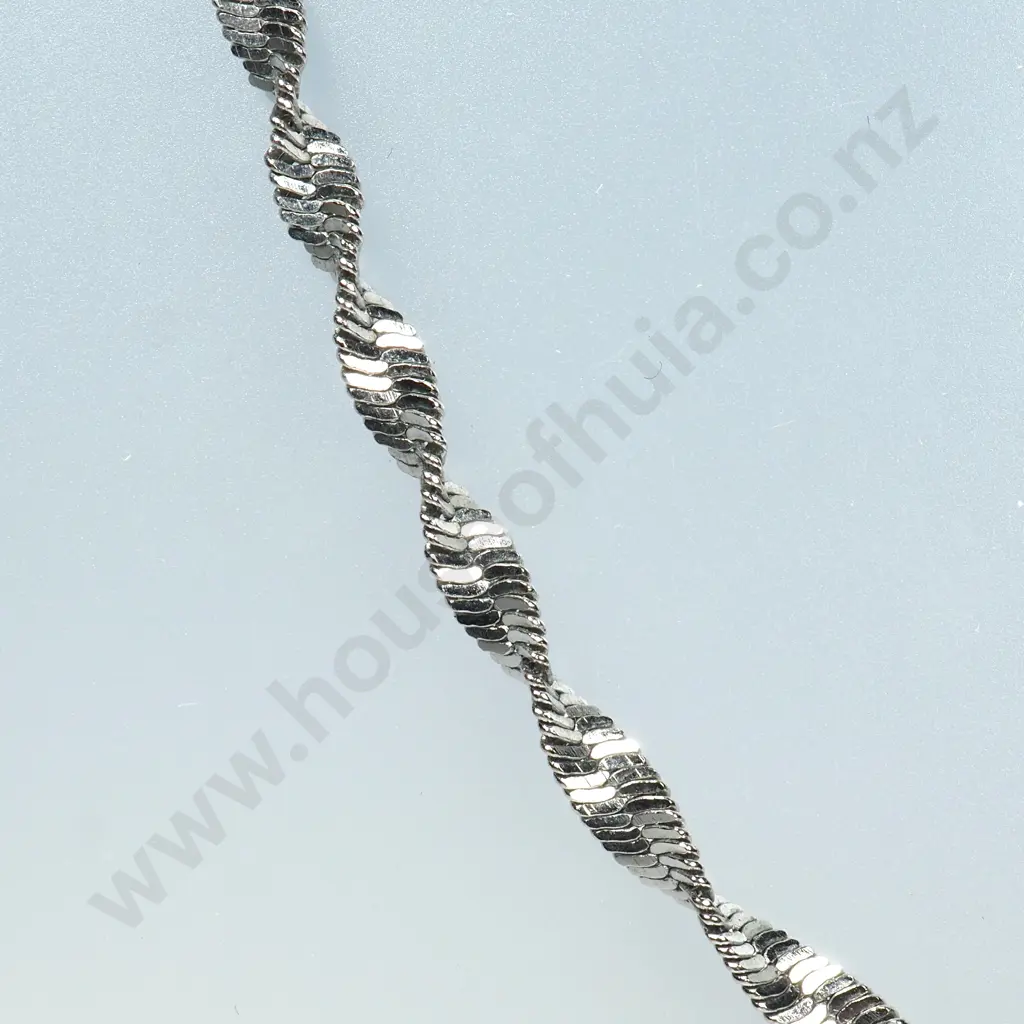 Twist Link Necklace Image 1++