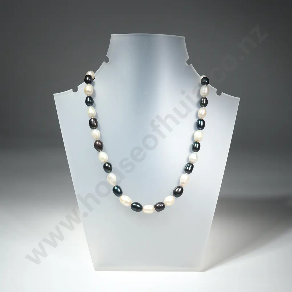 White & Black Pearl Necklace Image 1++