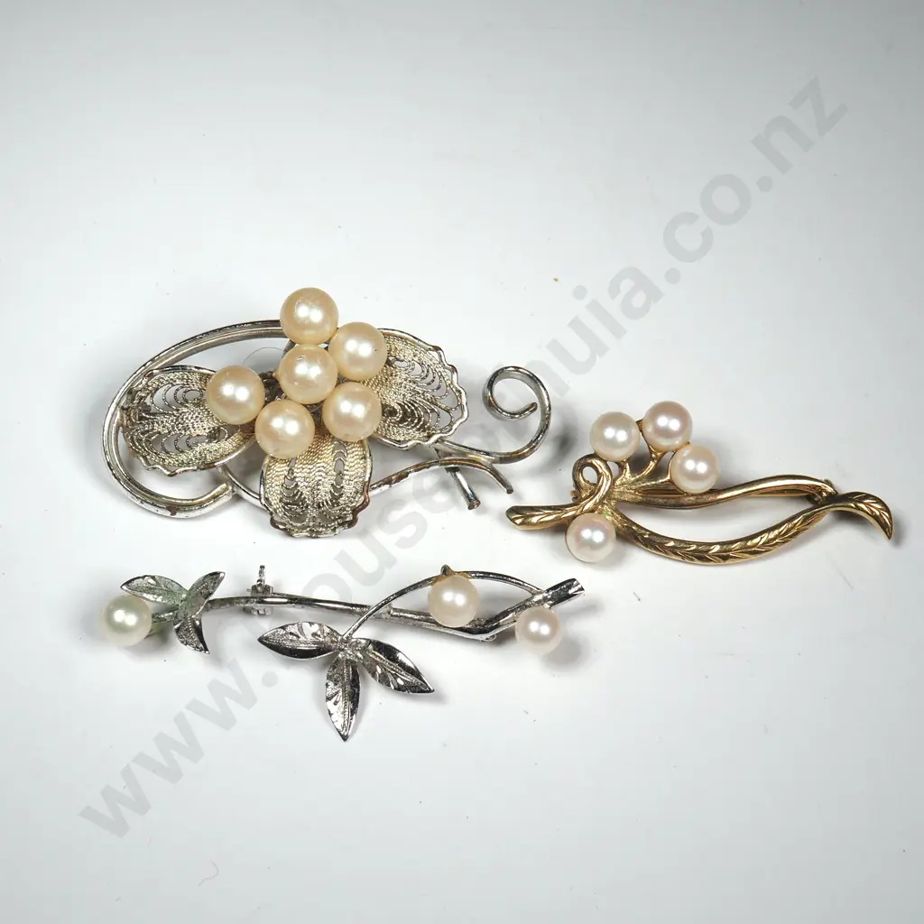 Three Vintage Pearl Brooches Image 1++