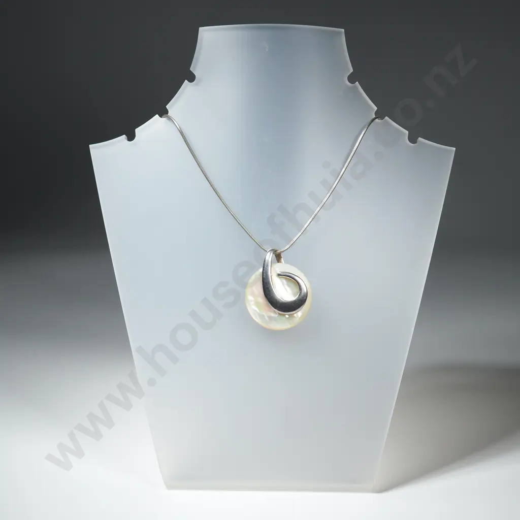 Sterling Silver & Mother of Pearl Pendant / Necklace Image 1++