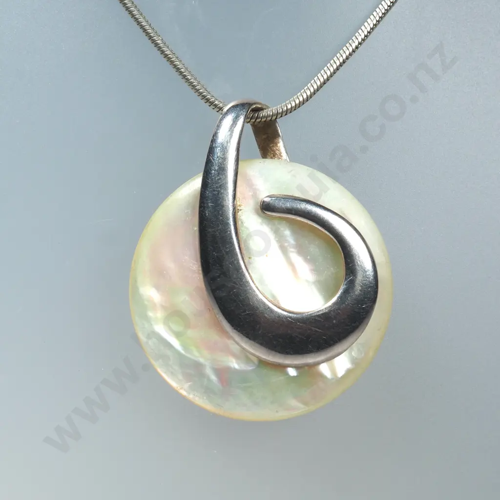 Sterling Silver & Mother of Pearl Pendant / Necklace Image 1++