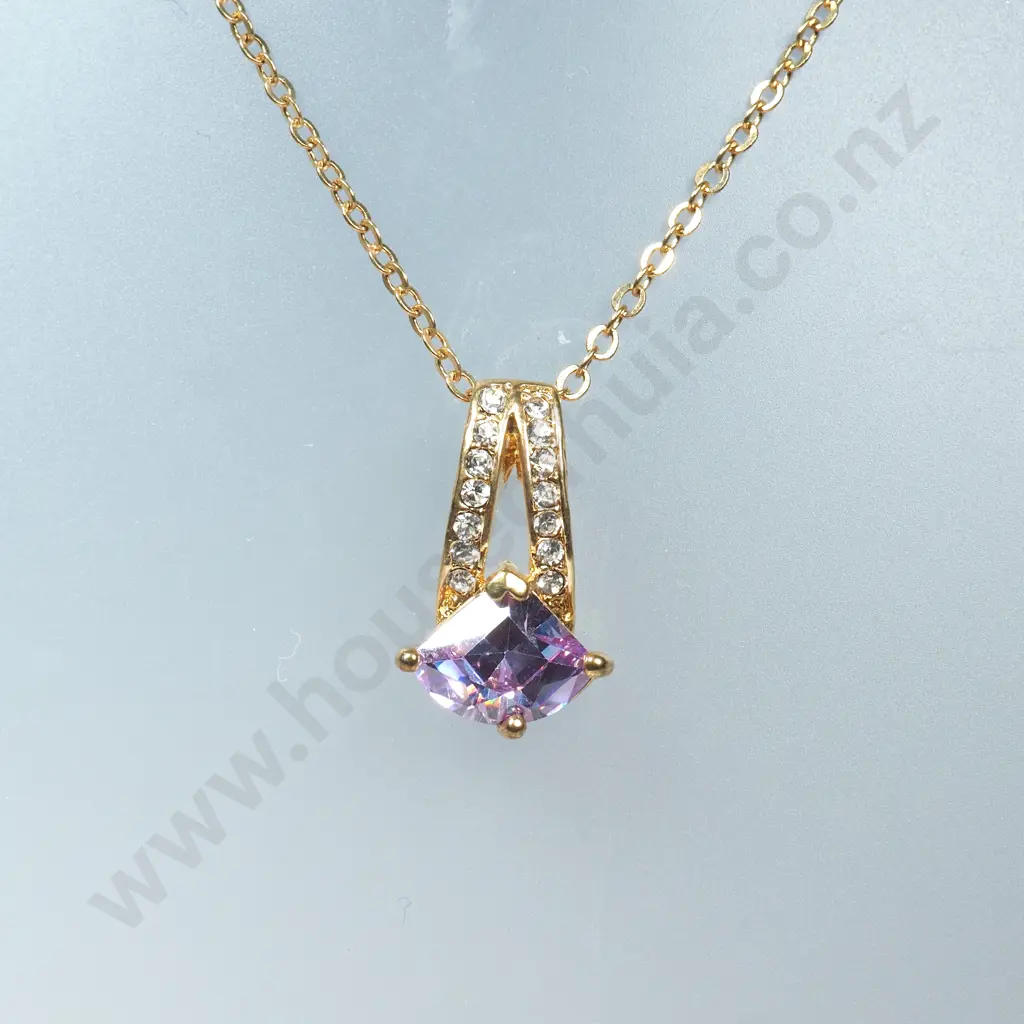 Gold Tone Diamond/Amethyst Gem Style Crystal Pendant w Gold Tone Chain. Image 1++
