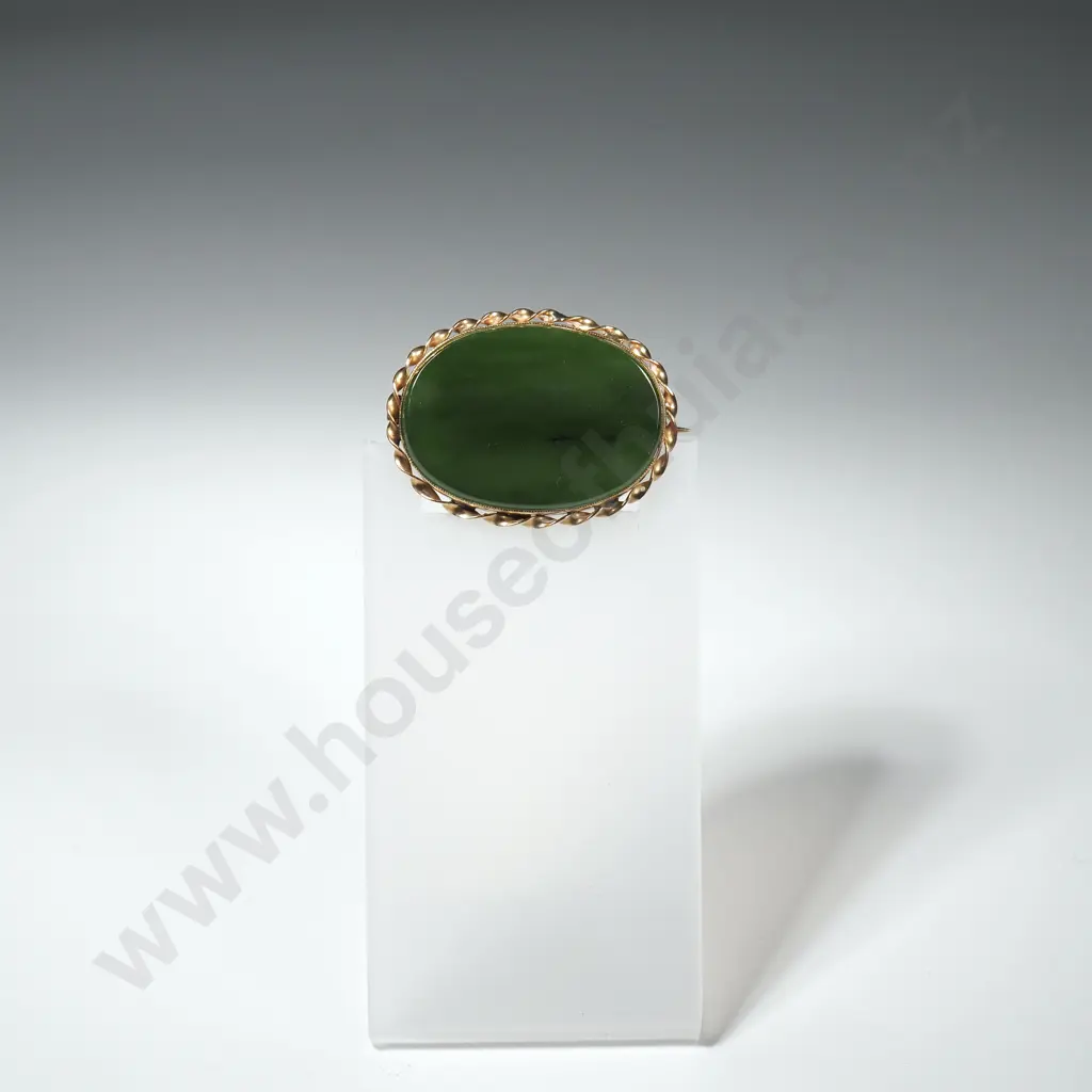 Vintage 9ct Gold And NZ Greenstone Oval Brooch Image 1++