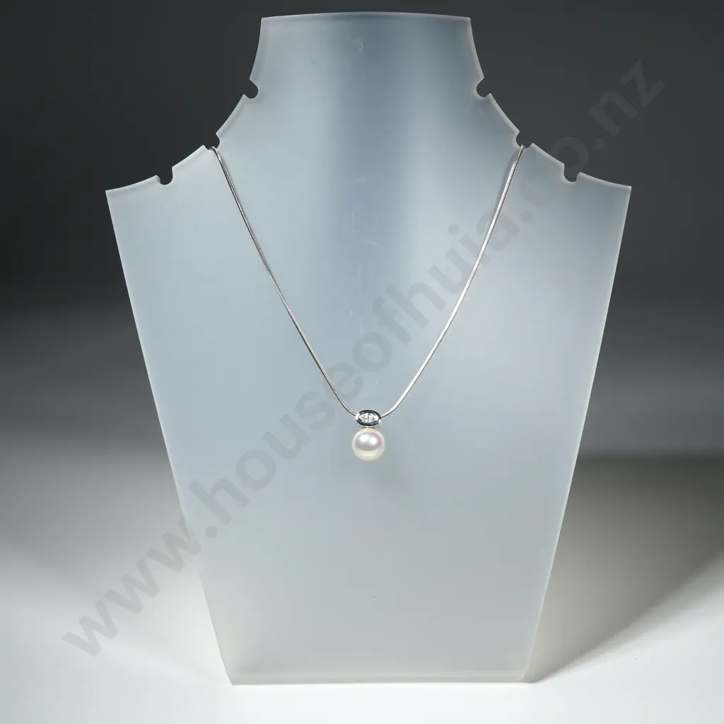 Modern Sterling Silver And Pearl Necklace Image 1++
