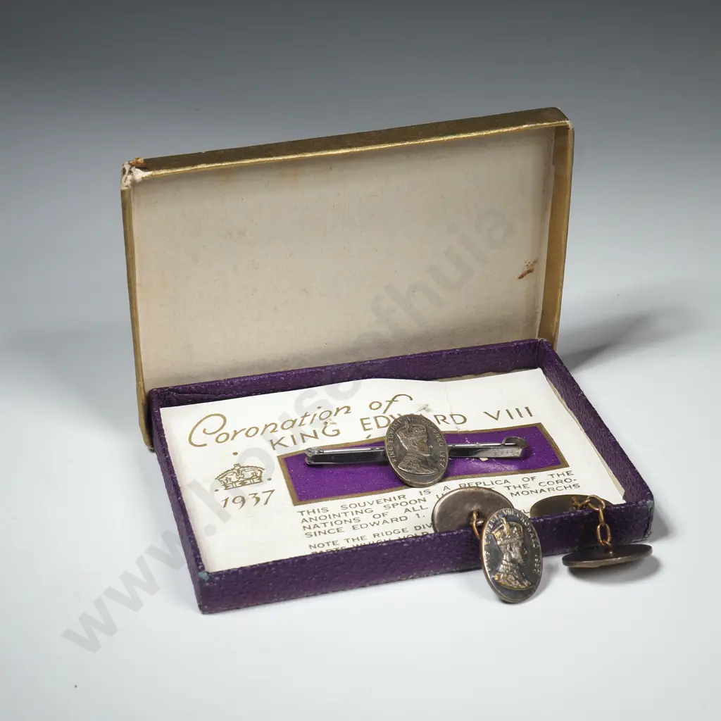 1937 Coronation Cufflinks & Brooch in 1937 Coronation Box Image 1++