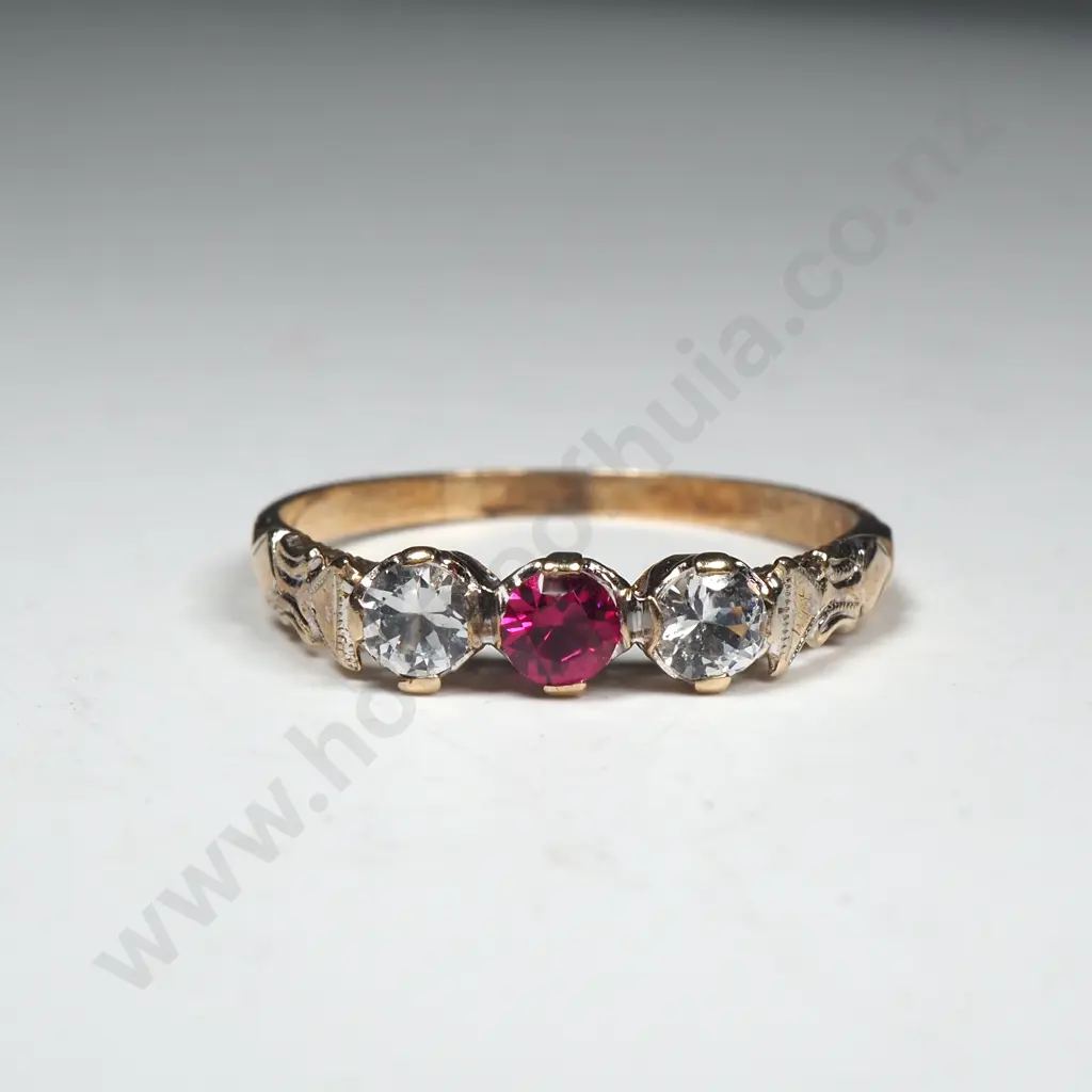 Vintage 9ct Gold Three Stone Ring Image 1++