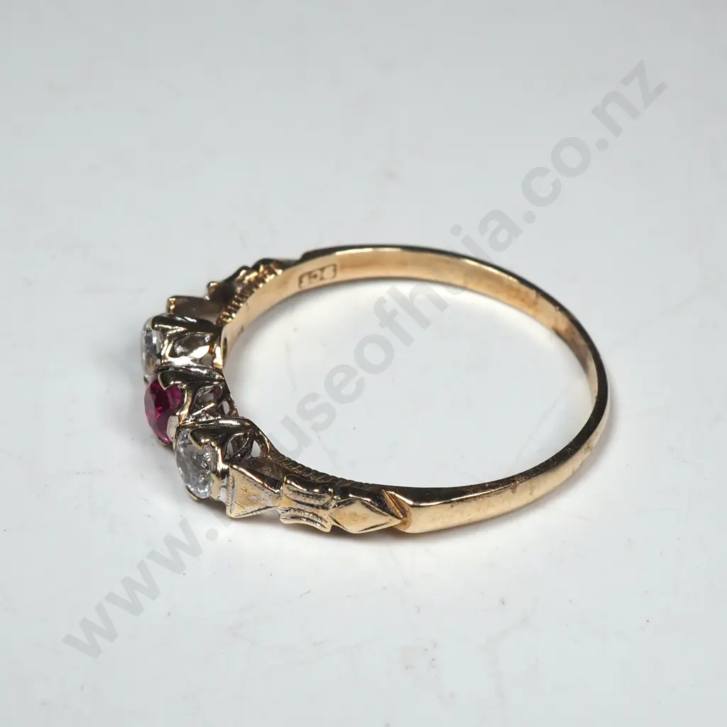 Vintage 9ct Gold Three Stone Ring Image 1++