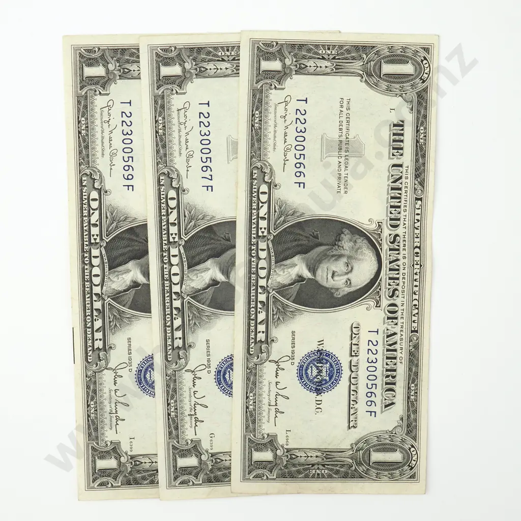 UNITED STATES Three 1 dollar silver certificates ( 2 consecutively numbered ), 1935 D, VF Image 1++