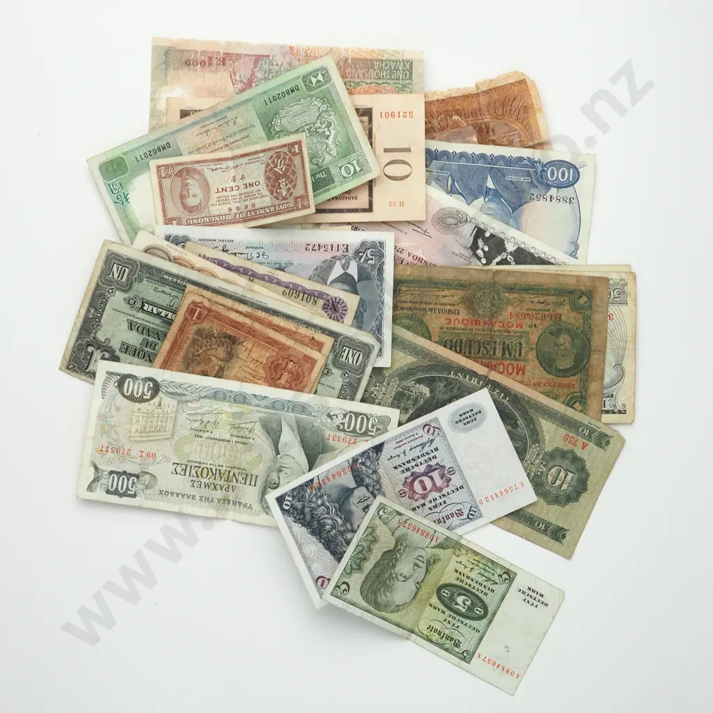 WORLD Assorted lot of notes Image 1++