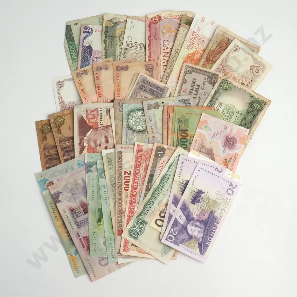 WORLD Assorted lot of 50 notes Image 1++
