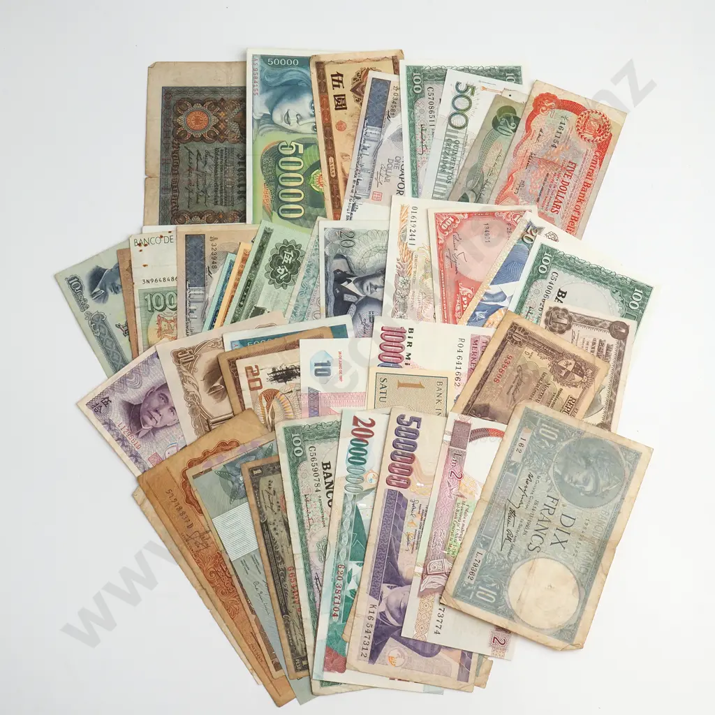 WORLD Assorted lot of 50 notes Image 1++