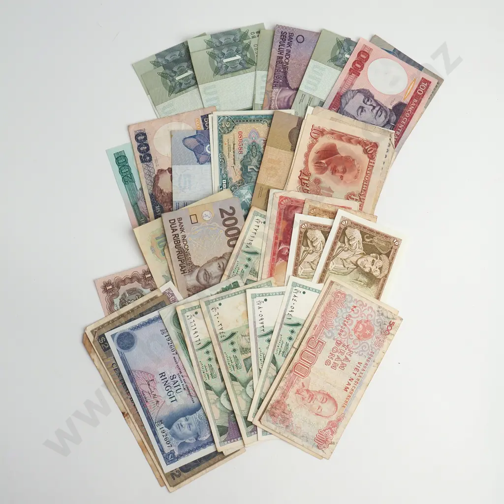 WORLD Assorted lot of 50 notes Image 1++