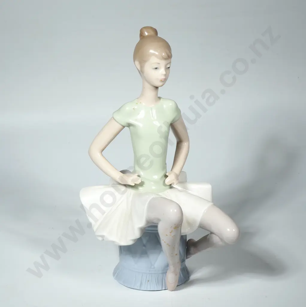 Lladro Porcelain Figure " Girl Laura Sitting Ballerina" No1360 Image 1++