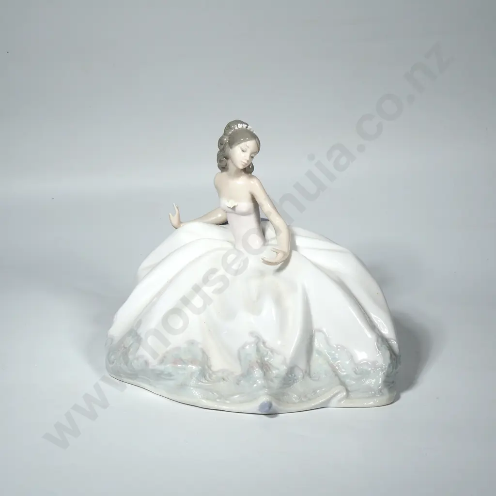 LLadro Figure "At The Ball" Porcelain Figure.  Model 5859 Image 1++