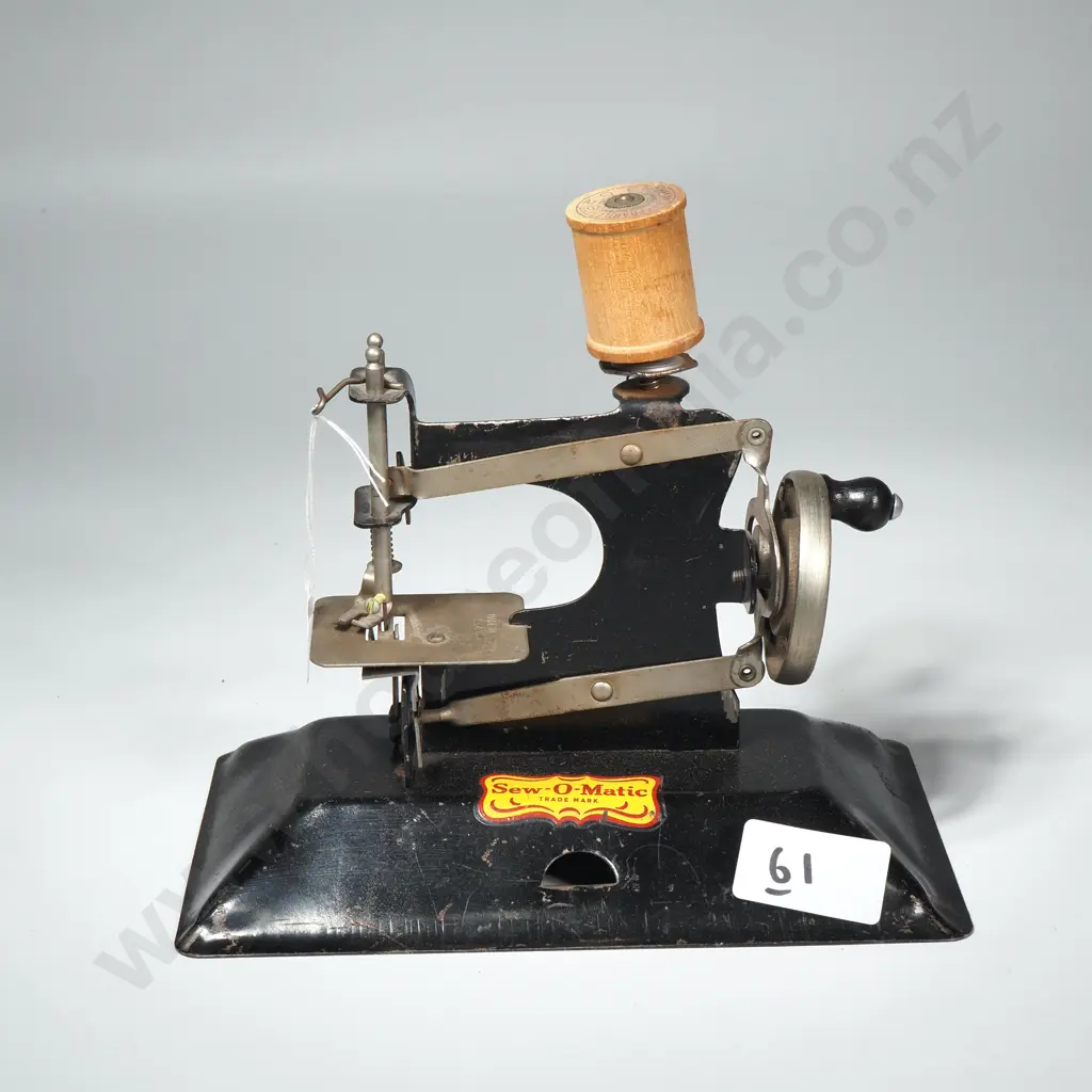 'Sew-O-Matic' Toy Sewing Machine Image 1++