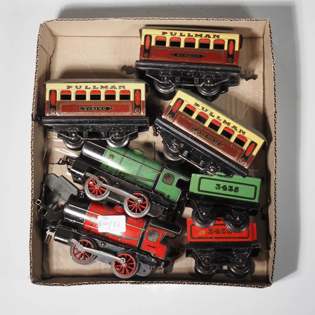 Tow Vintage Hornby O Gauge Clockwork Locomotive & Tender Sets No 3435, Green & Red, w Keys & Three Pullman Coaches Image 1++