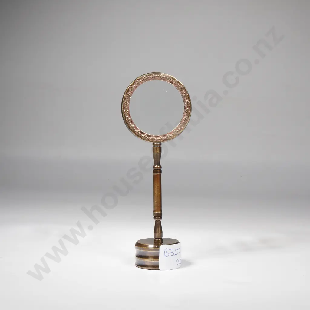 Standing Magnifying Glass Image 1++