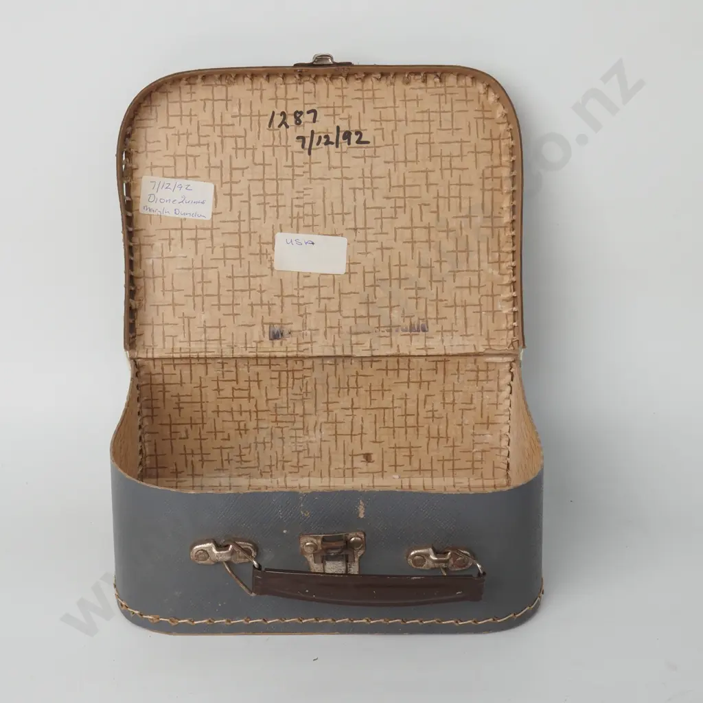 Vintage small Case with Handle and Clasp Image 1++