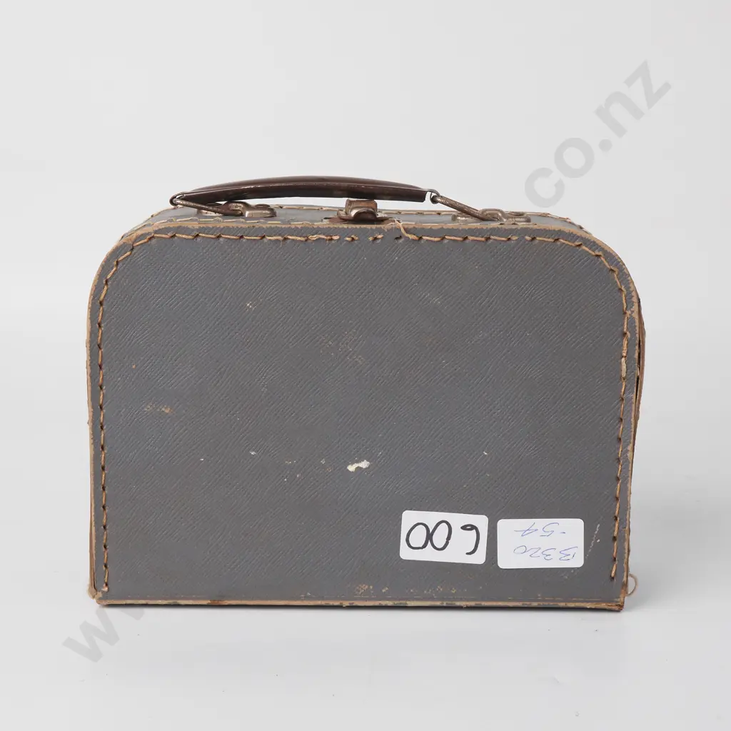 Vintage small Case with Handle and Clasp Image 1++