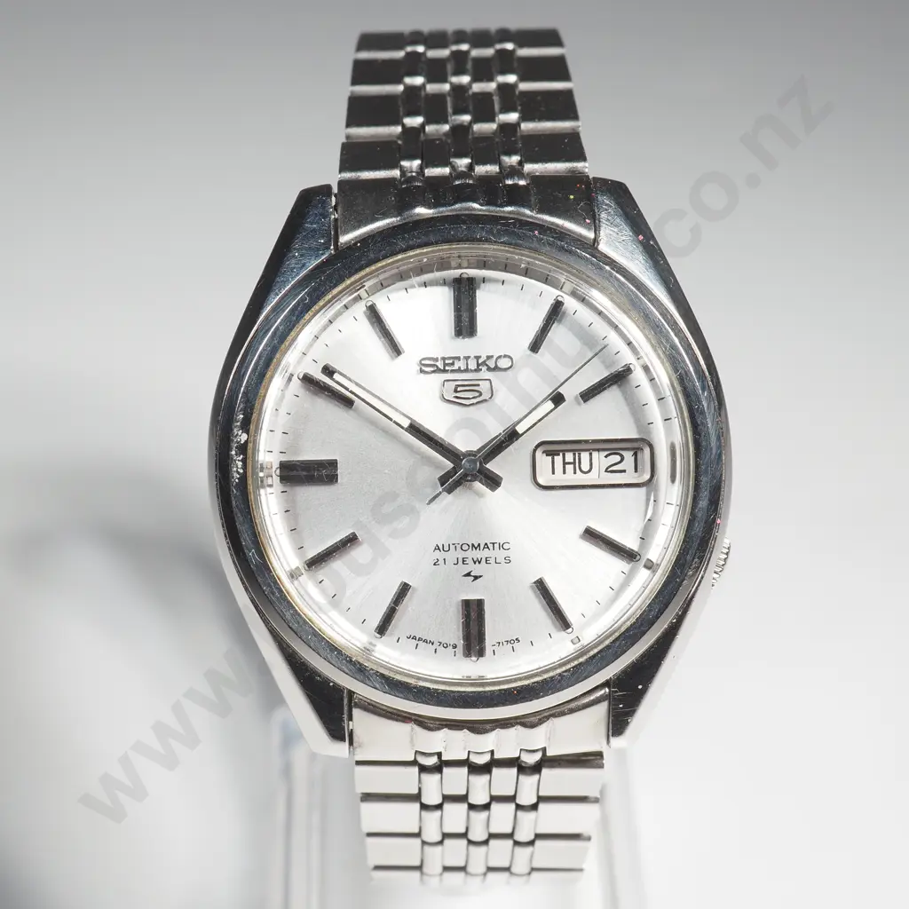 Vintage Seiko 5 Automatic Wristwatch Image 1++
