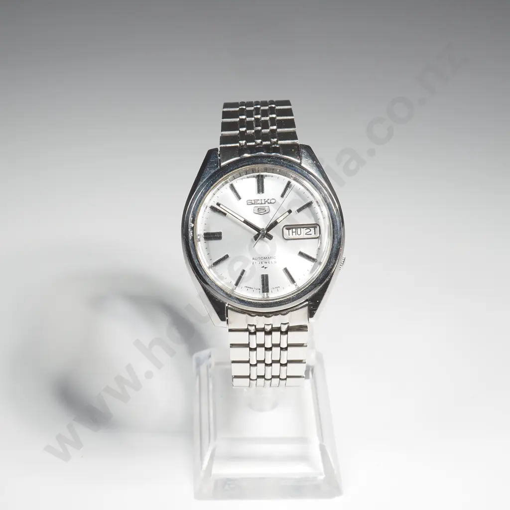 Vintage Seiko 5 Automatic Wristwatch Image 1++