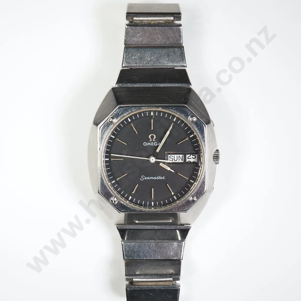 Gents Stainless Steel Omega Quartz Wristwatch on Original Bracelet Image 1++