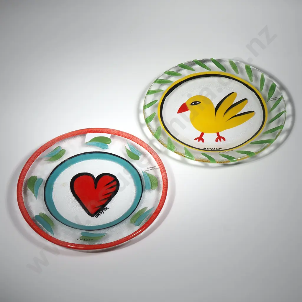 A Kosta Boda 'Hearts Art Glass Plate  & a 'Somebody' Glass Bird w Yellow Bird both Designed by Ulrica Hydman -Vallien & Image 1++