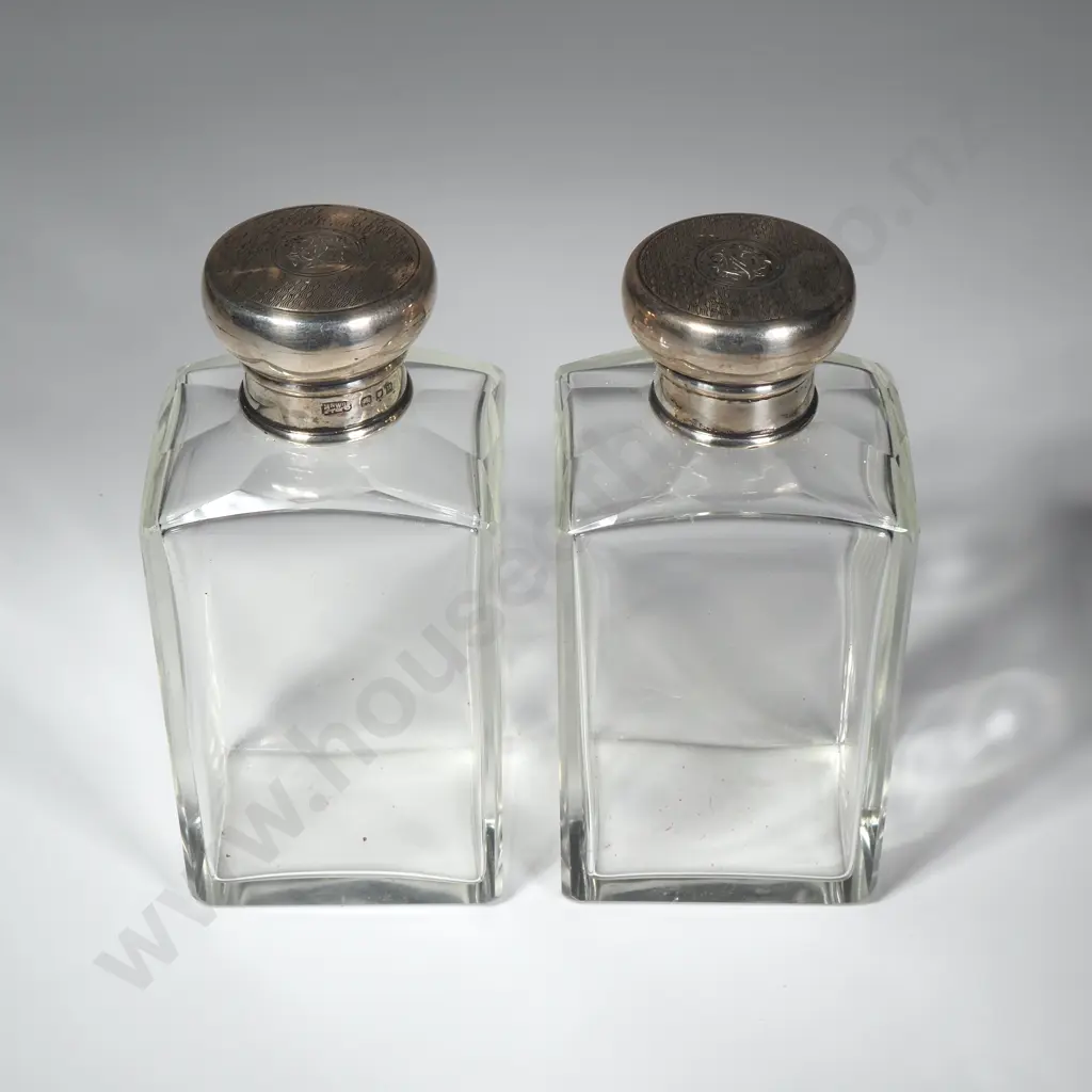 Pair of Sterling Silver Engine Turned Dressing Table Jars, London 1925 Image 1++