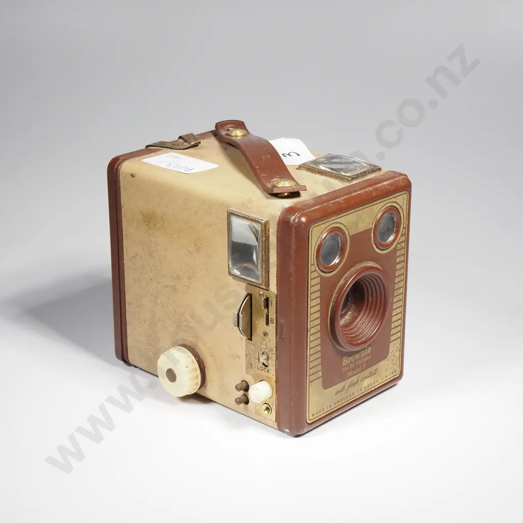 Box Brownie Six-20 Camera Model F w Flash Contacts Image 1++
