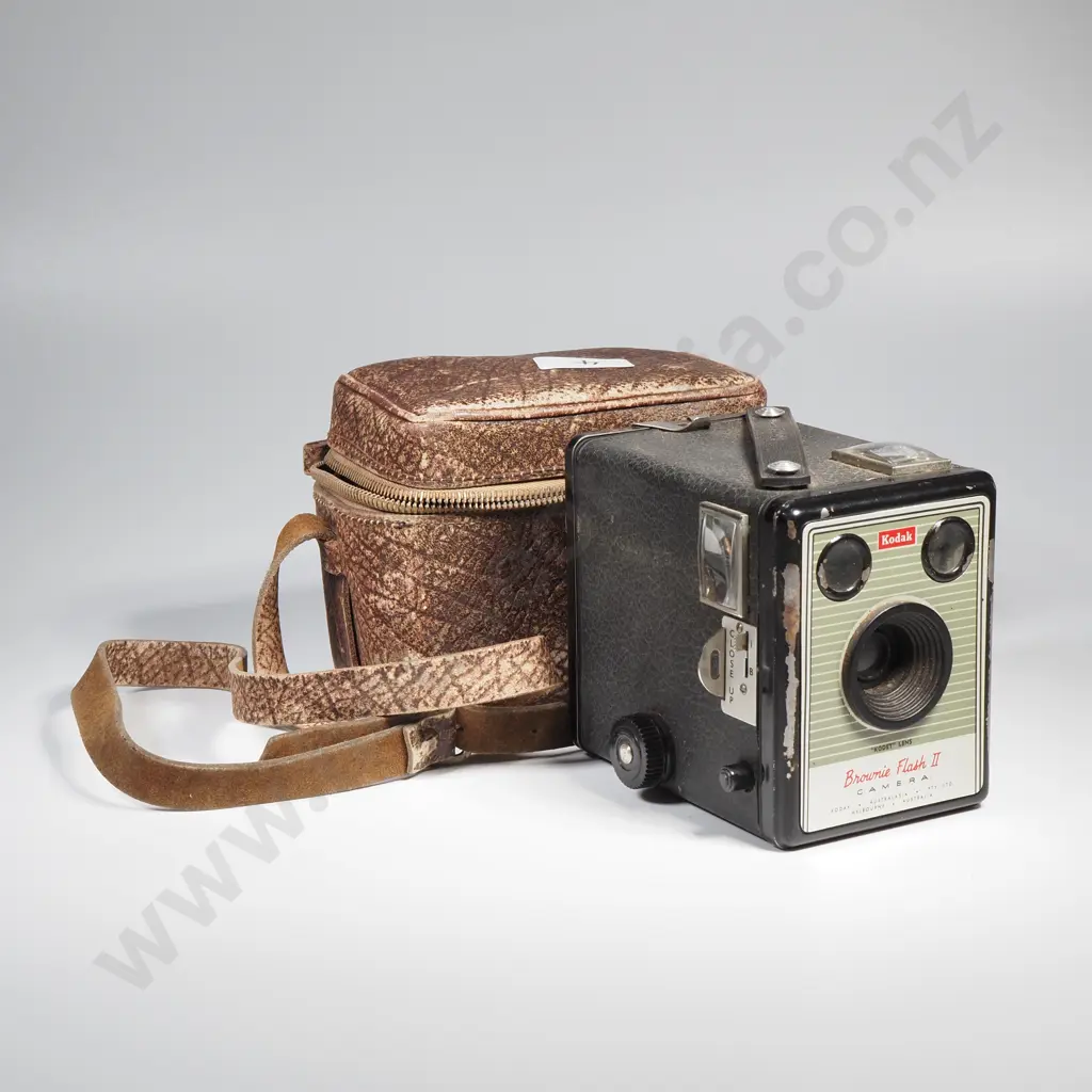 Kodak Brownie Flash II Box Camera w Case Image 1++