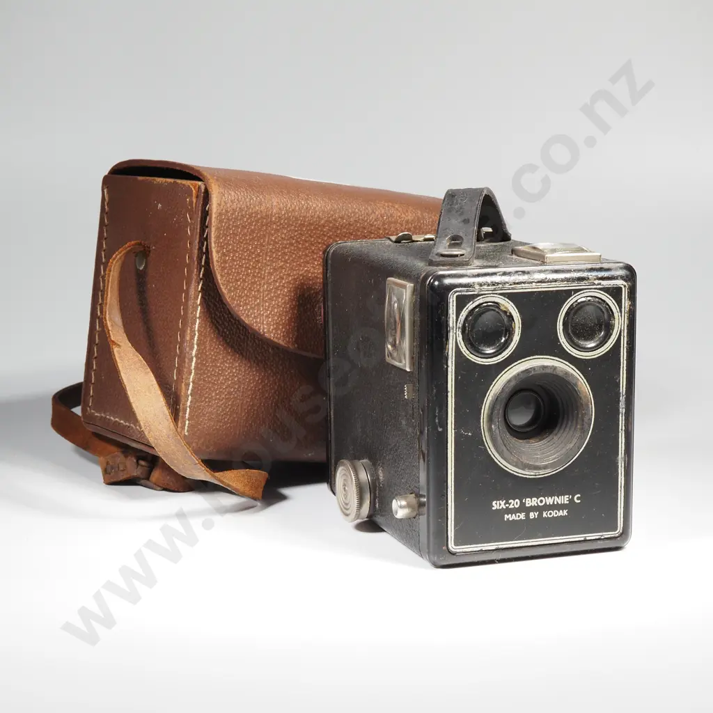 Kodak Six-20 Brownie C Box Camera w Case Image 1++