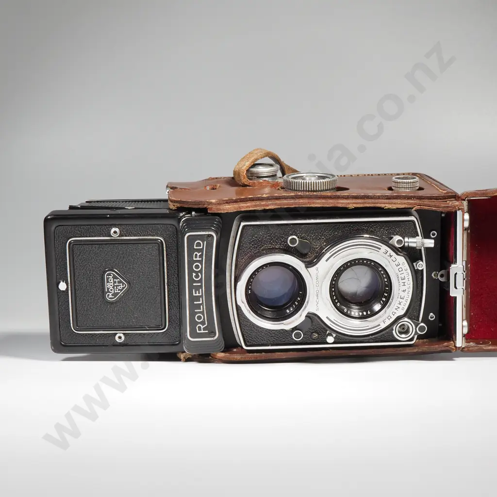 Vintage Rolleicord Twin-Lens Reflex (TLR) Medium Format Camera w Accessories Image 1++