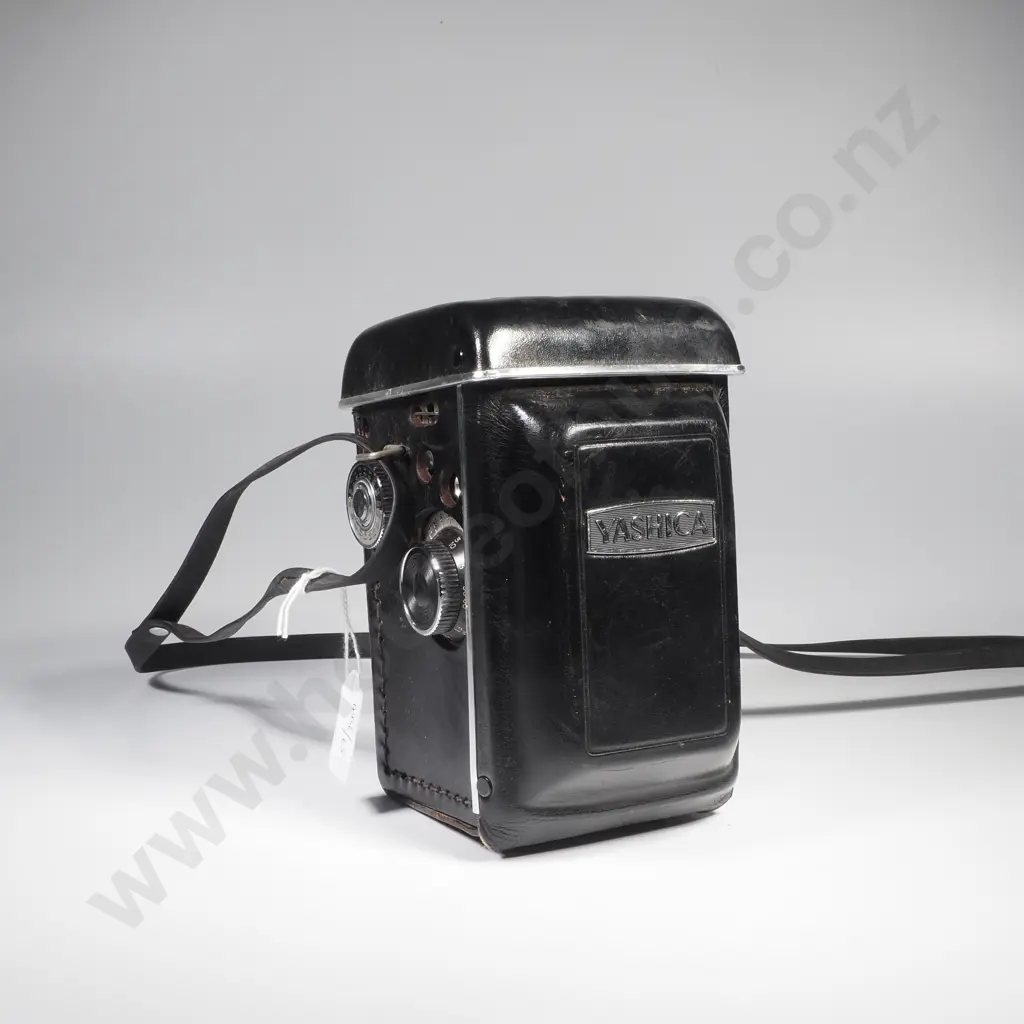 Yashica Mat-124G Medium Format Twin Lens Camera in Original Leather Case Image 1++