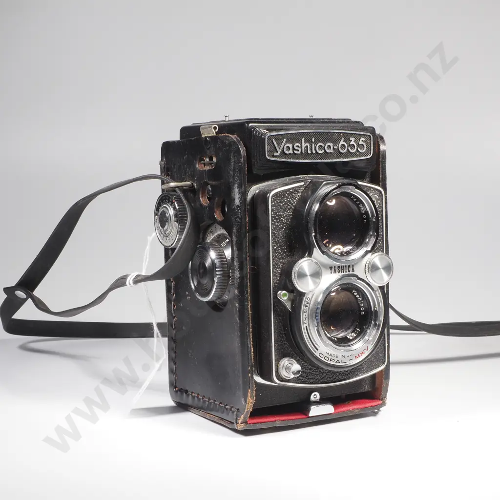 Yashica Mat-124G Medium Format Twin Lens Camera in Original Leather Case Image 1++