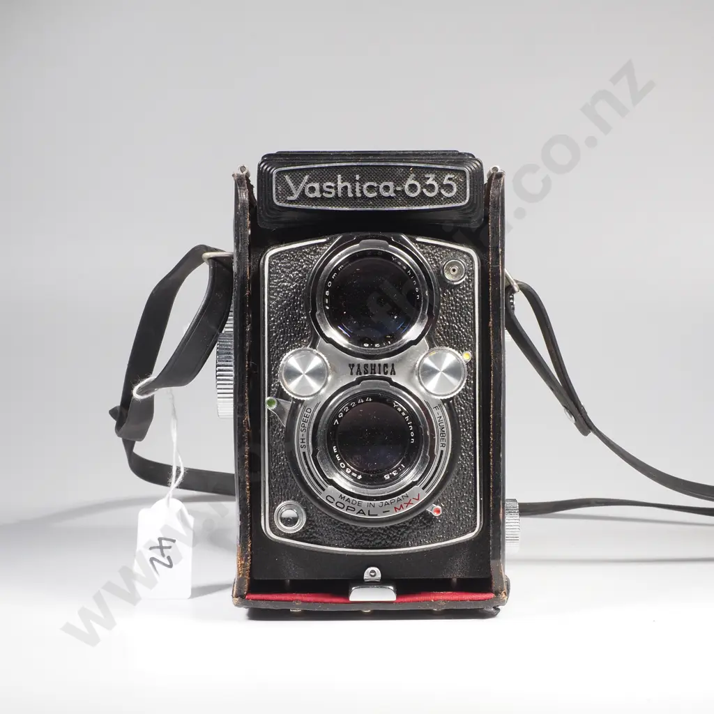 Yashica Mat-124G Medium Format Twin Lens Camera in Original Leather Case Image 1++