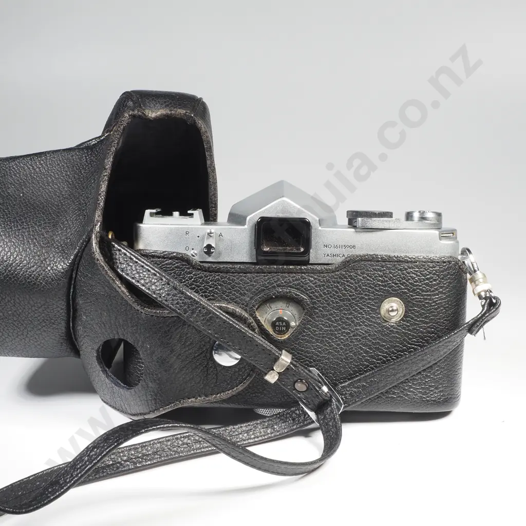 Yashica 35mm SLR Film Camera Pentamatic Camera w Black Leather Case Image 1++