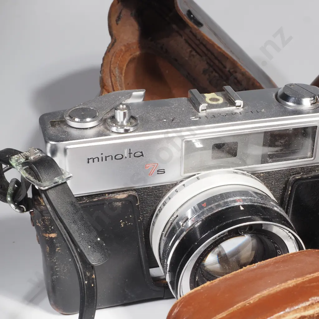 Four Vintage Cameras in Cases Image 1++