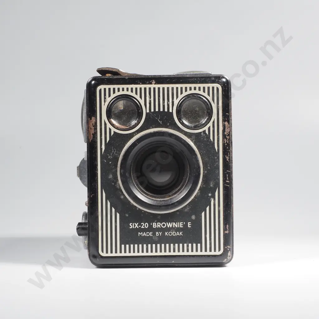 Kodak Six-20 'Brownie' E Box Camera in Original Case, Manufactured in the UK by Kodak Ltd Between 1946-1953 Image 1++