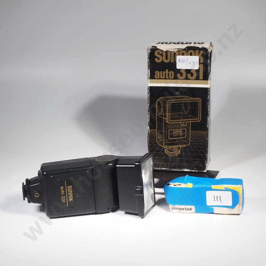 Sunpak Auto 391 Shoe Mount Flash for Vintage Cameras, in Original Packaging & Sylvania Blue Dot Flashbulb Image 1++